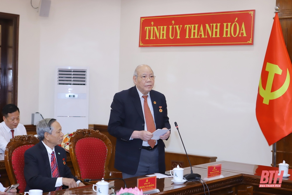 Trao huy hiệu Đảng cho các đồng chí nguyên lãnh đạo tỉnh và lãnh đạo tỉnh