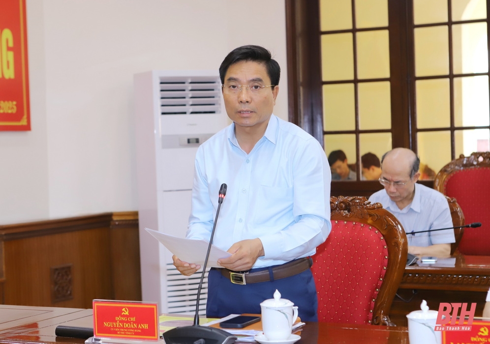 Trao huy hiệu Đảng cho các đồng chí nguyên lãnh đạo tỉnh và lãnh đạo tỉnh