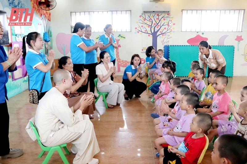 Chủ tịch Hội LHPN tỉnh tặng quà cho trẻ mồ côi ở Chùa Hồi Long 