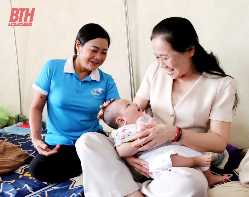 Chủ tịch Hội LHPN tỉnh tặng quà cho trẻ mồ côi ở Chùa Hồi Long 