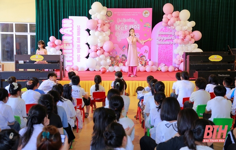 Trao quà cho các em nhỏ Làng trẻ em SOS dang nhap m88 