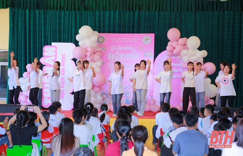 Trao quà cho các em nhỏ Làng trẻ em SOS dang nhap m88 