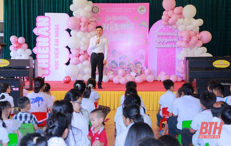 Trao quà cho các em nhỏ Làng trẻ em SOS dang nhap m88 