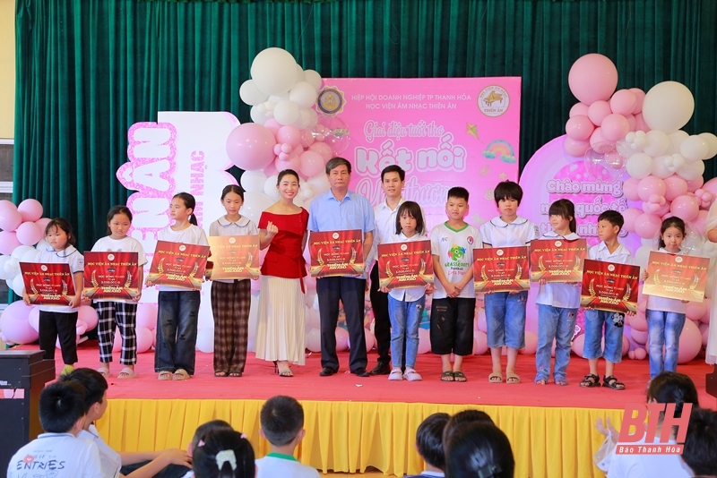 Trao quà cho các em nhỏ Làng trẻ em SOS dang nhap m88 