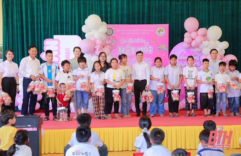 Trao quà cho các em nhỏ Làng trẻ em SOS dang nhap m88 