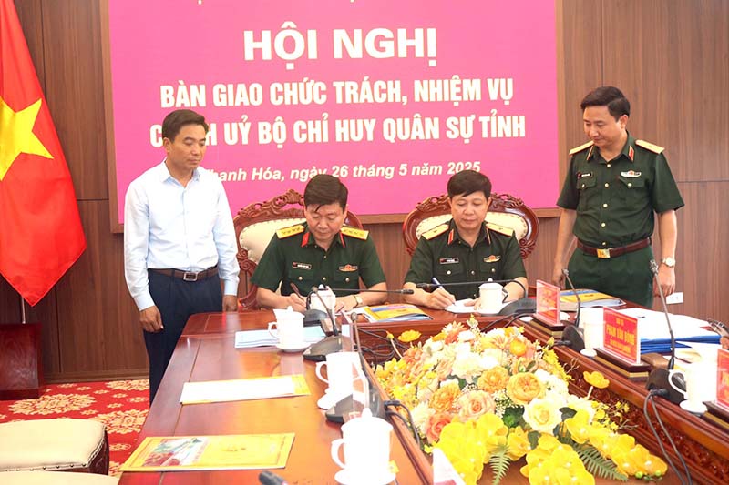 Bàn giao chức trách, nhiệm vụ Chính ủy Bộ Chỉ huy Quân sự tỉnh Thanh Hóa