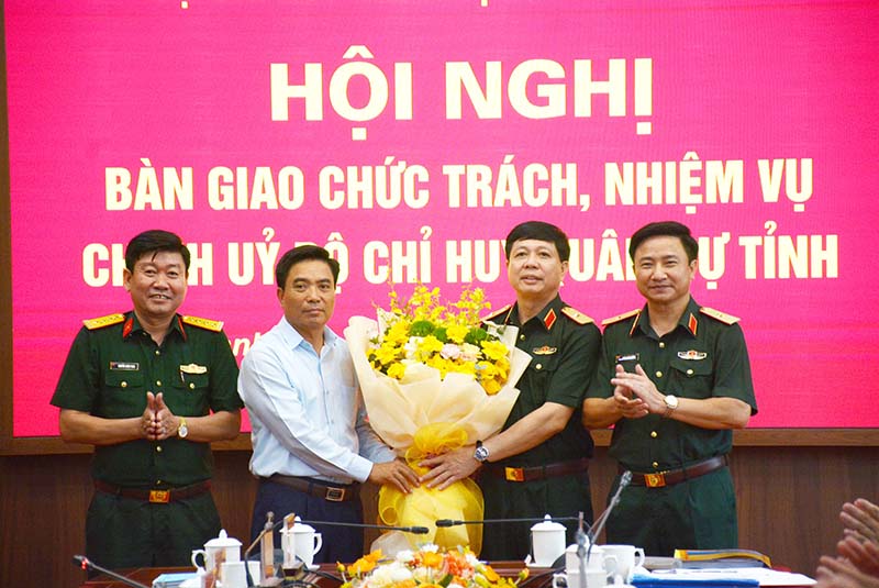 Bàn giao chức trách, nhiệm vụ Chính ủy Bộ Chỉ huy Quân sự tỉnh Thanh Hóa