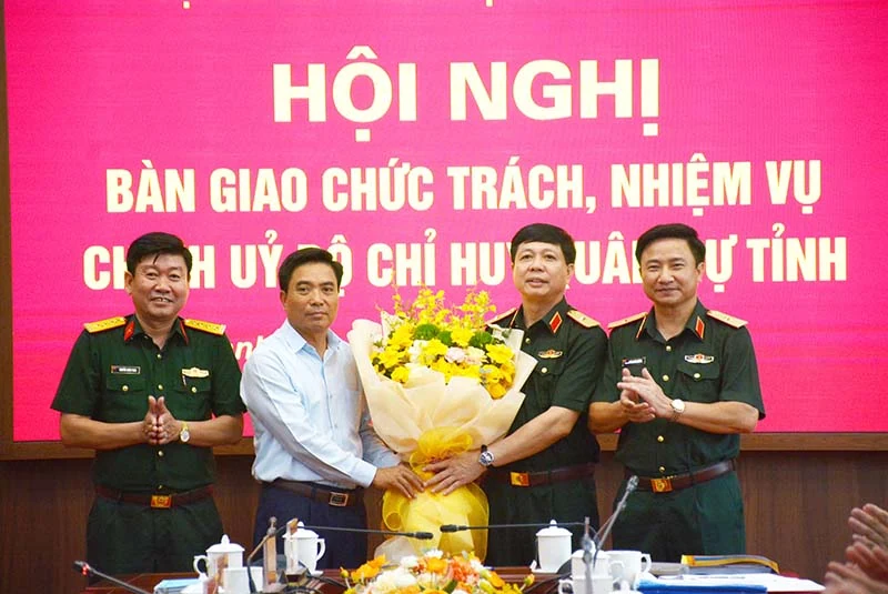Bàn giao chức trách, nhiệm vụ Chính ủy Bộ Chỉ huy Quân sự tỉnh Thanh Hóa