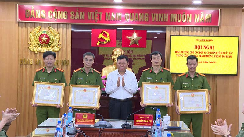 Biểu dương các tập thể, cá nhân có thành tích xuất sắc trong đấu tranh phòng, chống tội phạm