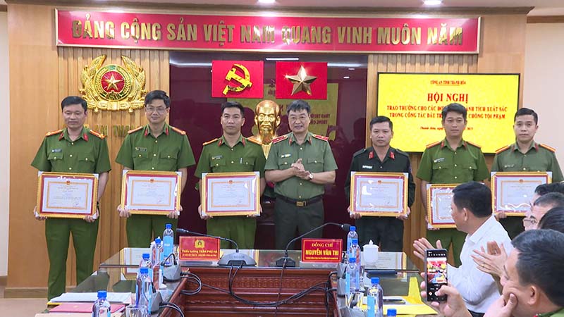 Biểu dương các tập thể, cá nhân có thành tích xuất sắc trong đấu tranh phòng, chống tội phạm