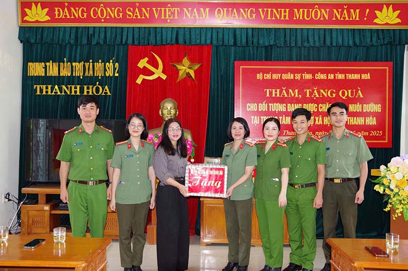 Thăm, tặng quà Trung tâm bảo trợ số 2 tỉnh Thanh Hoá