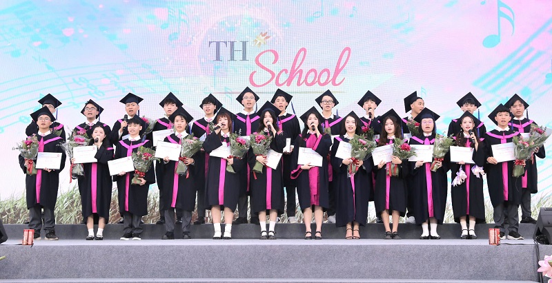 TH School Vinh: Lễ tốt nghiệp đầu tiên đánh dấu thành công mô hình giáo dục quốc tế tại Nghệ An