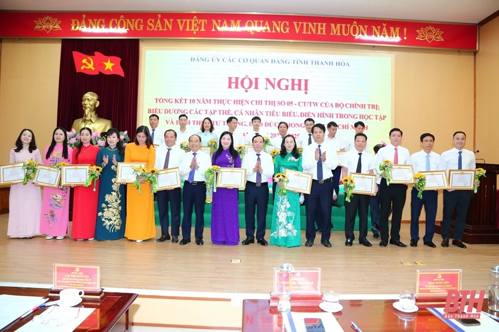 Gắn kết chặt chẽ việc học tập và làm theo tư tưởng, đạo đức, phong cách của Bác với các phong trào thi đua yêu nước trên tất cả các ngành, lĩnh vực