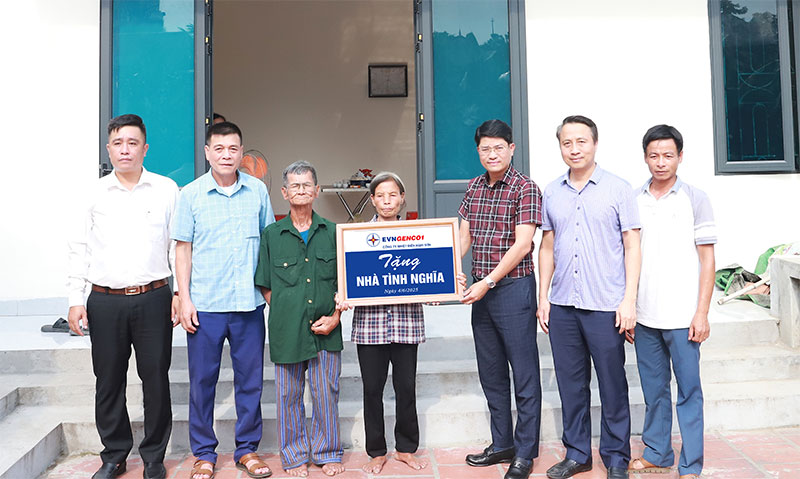 Công ty Nhiệt điện Nghi cá cược bóng đá m88 trao tặng nhà tình nghĩa cho các hộ nghèo tại xã Tây Hồ (Thọ Xuân) 