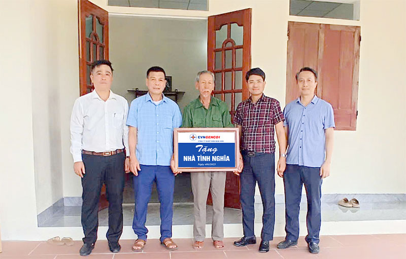 Công ty Nhiệt điện Nghi cá cược bóng đá m88 trao tặng nhà tình nghĩa cho các hộ nghèo tại xã Tây Hồ (Thọ Xuân) 