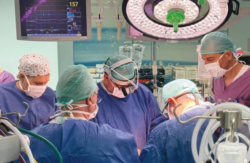 Israel lần đầu thực hiện thành công ca cấy ghép tim nhân tạo hoàn toàn