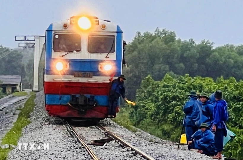 Ngăn chặn hành vi ném đất, đá, chất bẩn lên tàu trên nhà cái m88 tuyến đường sắt