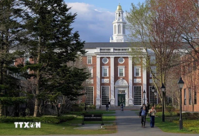 Tổng thống Mỹ ký sắc lệnh hạn chế cấp visa cho vao m88 quốc tế tới Harvard