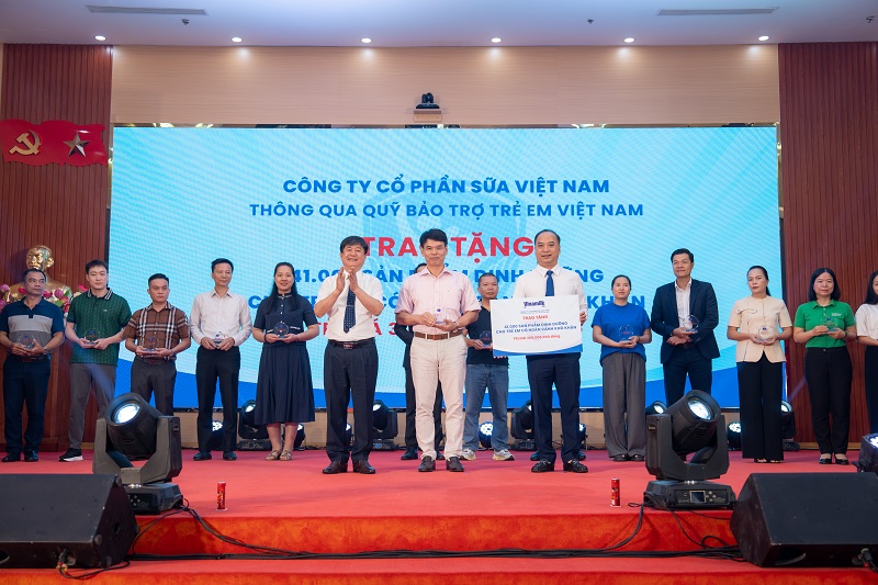 Gần 70.000 hộp sữa được trao tặng trẻ đăng ký m88 khó khăn, khởi đầu “Tháng của trẻ đăng ký m88” đầy ý nghĩa