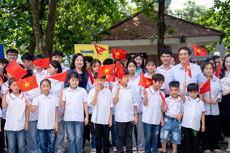 Gần 70.000 hộp sữa được trao tặng trẻ đăng ký m88 khó khăn, khởi đầu “Tháng của trẻ đăng ký m88” đầy ý nghĩa
