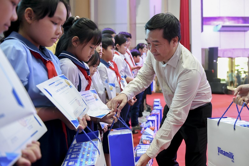 Gần 70.000 hộp sữa được trao tặng trẻ đăng ký m88 khó khăn, khởi đầu “Tháng của trẻ đăng ký m88” đầy ý nghĩa