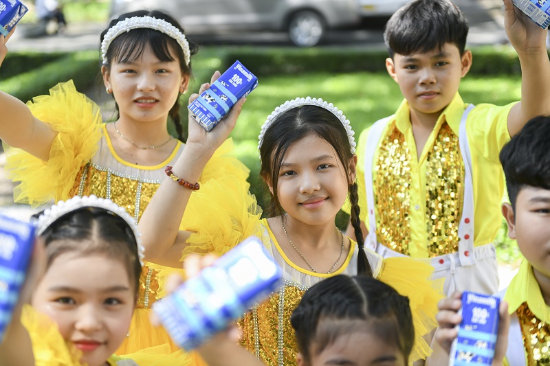 Gần 70.000 hộp sữa được trao tặng trẻ đăng ký m88 khó khăn, khởi đầu “Tháng của trẻ đăng ký m88” đầy ý nghĩa