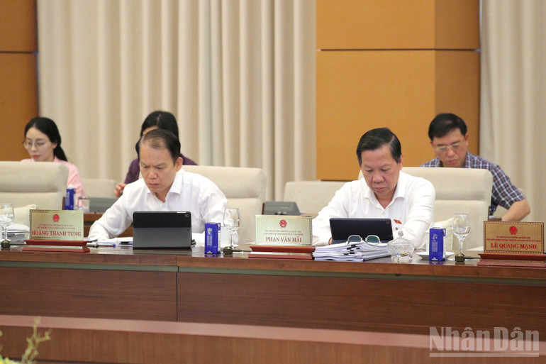 Ủy ban Thường vụ Quốc hội chỉ định Chủ tịch, các Phó Chủ tịch Hội đồng nhân dân cấp tỉnh sau sắp xếp