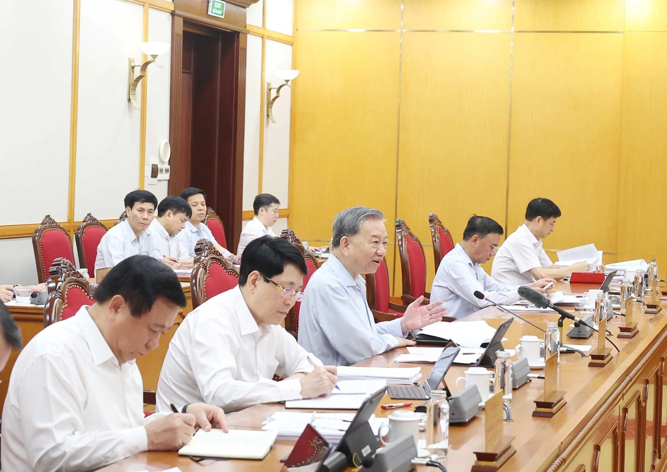 Bộ Chính trị: Sáp nhập tỉnh đồng thời với hợp nhất xã ở nơi đủ điều kiện
