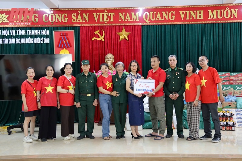 Hội thiện nguyện từ tâm Hải Phòng tặng quà cho người có công và trẻ mồ côi Thanh Hóa