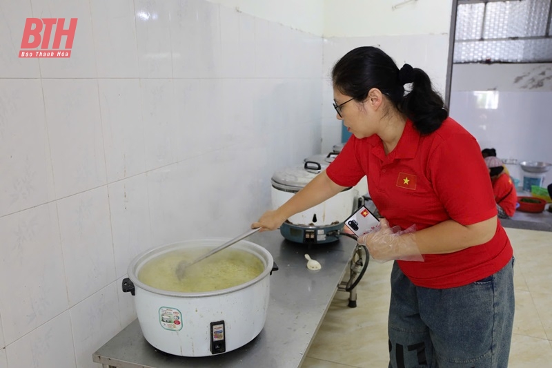 Hội thiện nguyện từ tâm Hải Phòng tặng quà cho người có công và trẻ mồ côi Thanh Hóa
