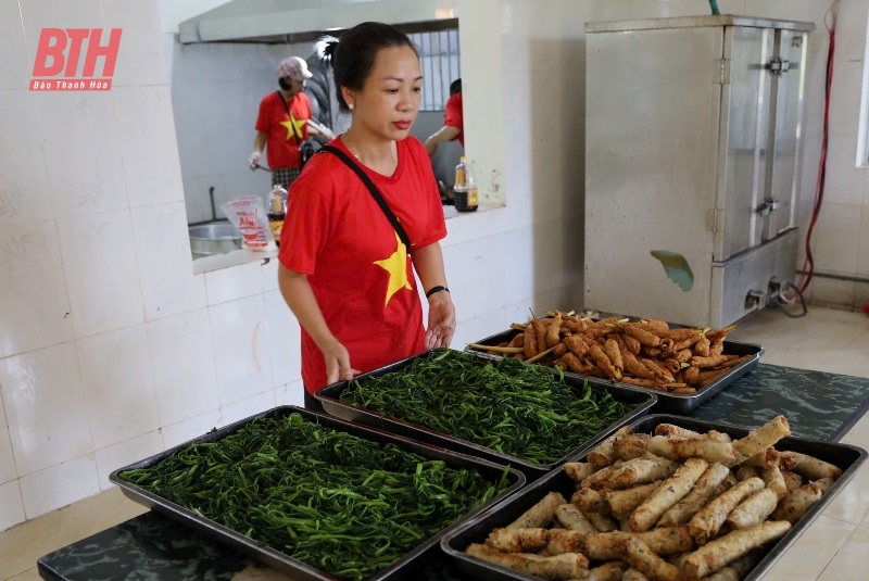 Hội thiện nguyện từ tâm Hải Phòng tặng quà cho người có công và trẻ mồ côi Thanh Hóa