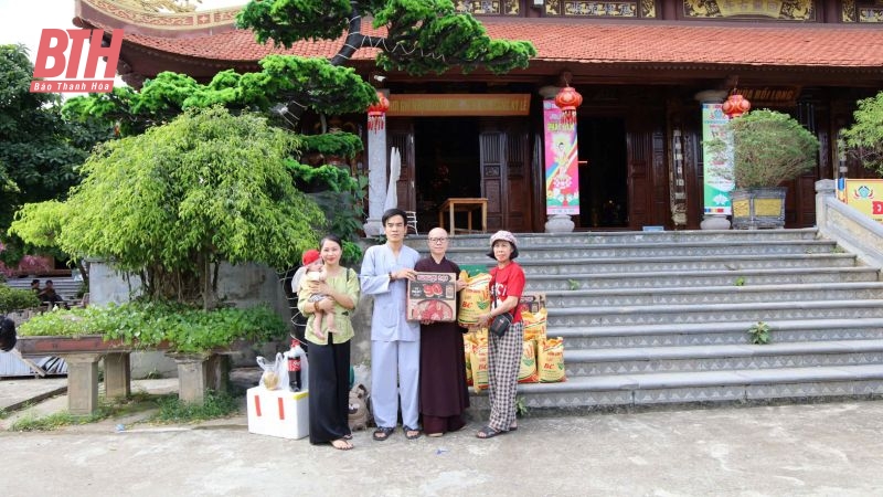 Hội thiện nguyện từ tâm Hải Phòng tặng quà cho người có công và trẻ mồ côi Thanh Hóa