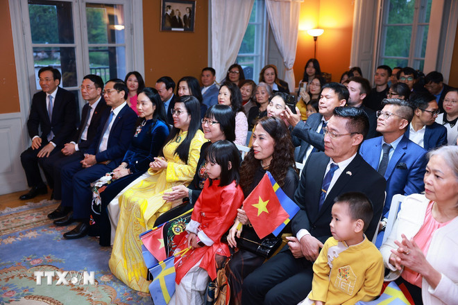 Bà con làm việc, đóng góp tại Thụy Điển cũng như làm việc, đóng góp tại Việt Nam”