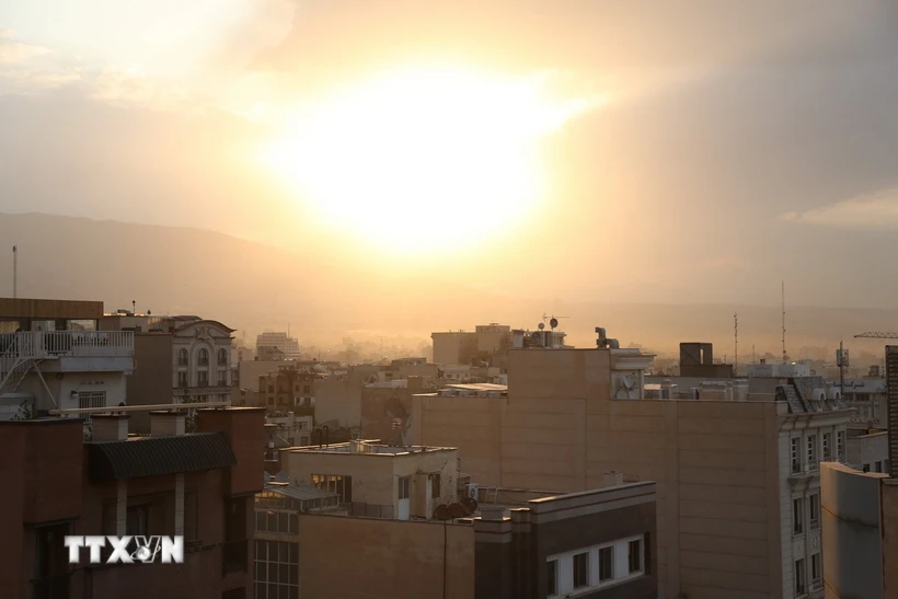 Nhiều nước đóng cửa không phận, các hãng hàng không chuyển hướng bay khỏi Iran