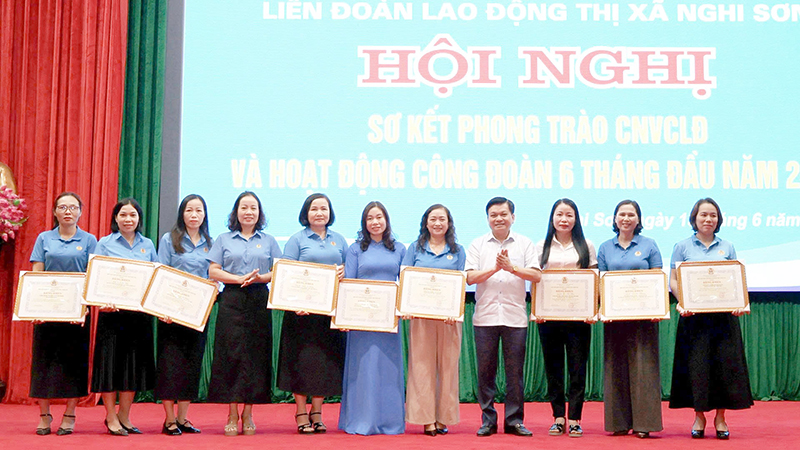 Thị xã Nghi Sơn: Công bố quyết định kết thúc hoạt động của 144 Công đoàn cơ sở