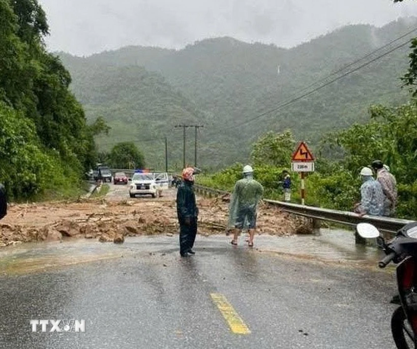 Đêm 15/6: Xuất hiện nhiều hình thái nguy hiểm như lốc sét, mưa đá, gió giật mạnh