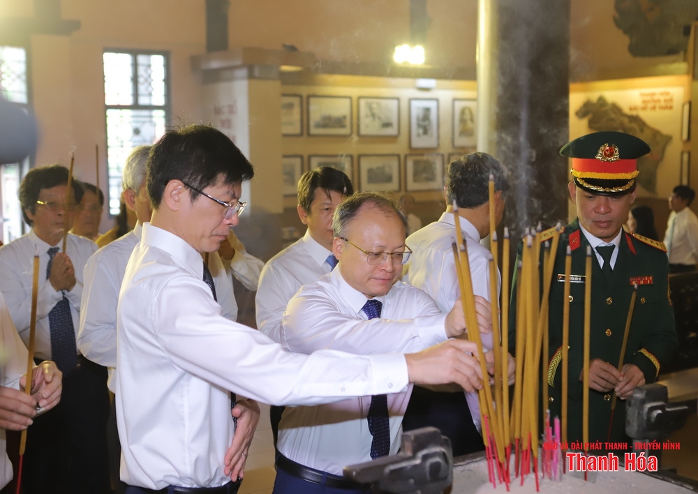 Đoàn đại biểu tỉnh Thanh Hóa dâng hoa, dâng hương tưởng niệm Chủ tịch Hồ Chí Minh nhân Kỷ niệm 100 năm ngày Báo chí cách mạng Việt Nam