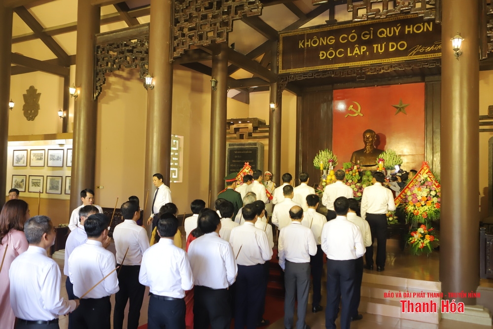 Đoàn đại biểu tỉnh Thanh Hóa dâng hoa, dâng hương tưởng niệm Chủ tịch Hồ Chí Minh nhân Kỷ niệm 100 năm ngày Báo chí cách mạng Việt Nam