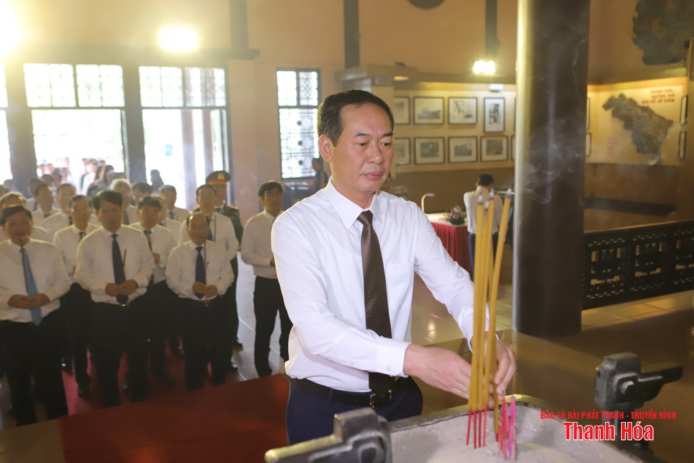 Đoàn đại biểu tỉnh Thanh Hóa dâng hoa, dâng hương tưởng niệm Chủ tịch Hồ Chí Minh nhân Kỷ niệm 100 năm ngày Báo chí cách mạng Việt Nam