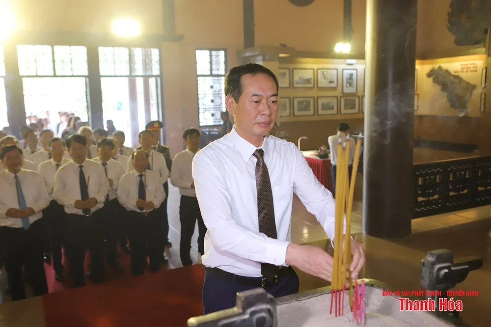 Đoàn đại biểu tỉnh Thanh Hóa dâng hoa, dâng hương tưởng niệm Chủ tịch Hồ Chí Minh nhân Kỷ niệm 100 năm ngày Báo chí cách mạng Việt Nam