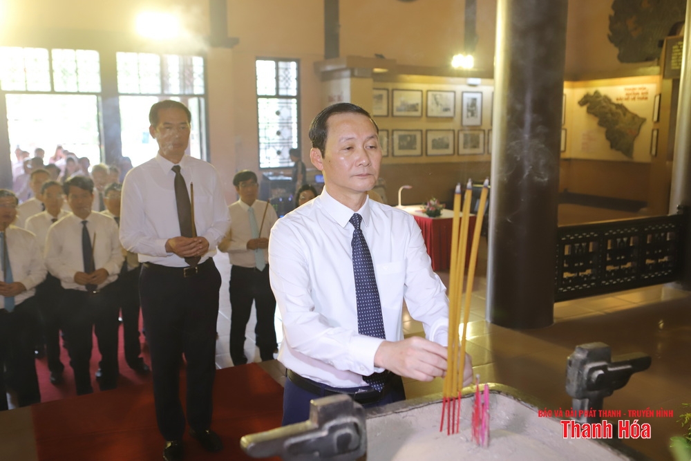 Đoàn đại biểu tỉnh Thanh Hóa dâng hoa, dâng hương tưởng niệm Chủ tịch Hồ Chí Minh nhân Kỷ niệm 100 năm ngày Báo chí cách mạng Việt Nam