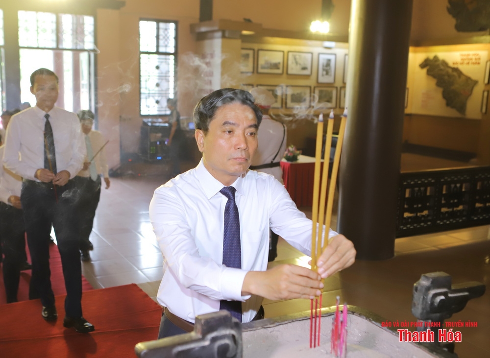 Đoàn đại biểu tỉnh Thanh Hóa dâng hoa, dâng hương tưởng niệm Chủ tịch Hồ Chí Minh nhân Kỷ niệm 100 năm ngày Báo chí cách mạng Việt Nam