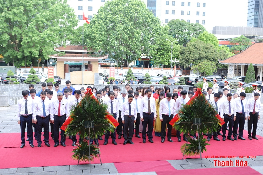 Đoàn đại biểu tỉnh Thanh Hóa dâng hoa, dâng hương tưởng niệm Chủ tịch Hồ Chí Minh nhân Kỷ niệm 100 năm ngày Báo chí cách mạng Việt Nam