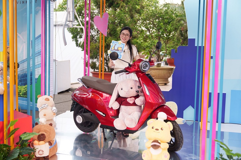 Gen Z chuộng đi học không khói xăng với xe máy điện VinFast