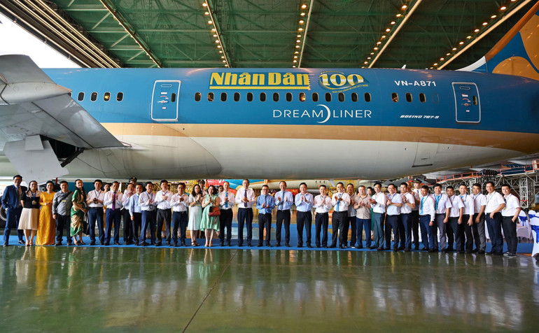 Ra mắt logo Báo Nhân Dân trên máy bay của Vietnam Airlines nhân kỷ niệm 100 năm Ngày Báo chí Cách mạng Việt Nam