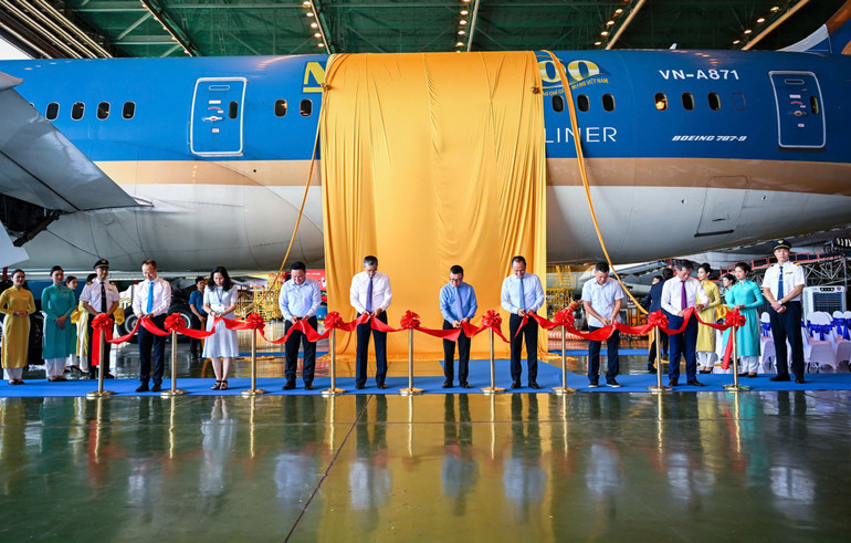 Ra mắt logo Báo Nhân Dân trên máy bay của Vietnam Airlines nhân kỷ niệm 100 năm Ngày Báo chí Cách mạng Việt Nam
