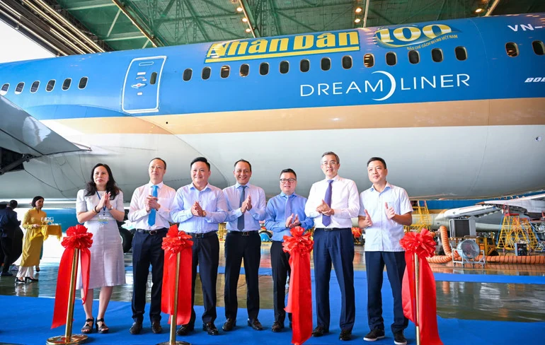 Ra mắt logo Báo Nhân Dân trên máy bay của Vietnam Airlines nhân kỷ niệm 100 năm Ngày Báo chí Cách mạng Việt Nam