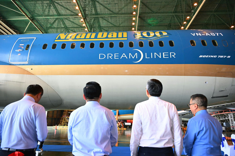 Ra mắt logo Báo Nhân Dân trên máy bay của Vietnam Airlines nhân kỷ niệm 100 năm Ngày Báo chí Cách mạng Việt Nam