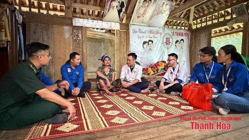 Áo trắng đến với vùng biên