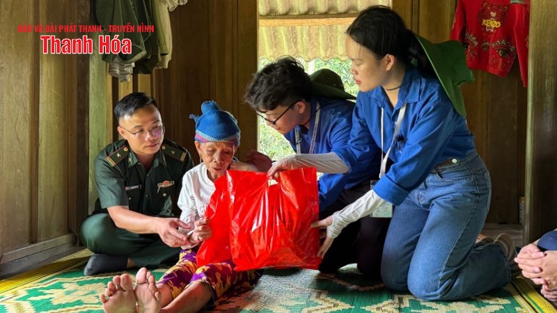 Áo trắng đến với vùng biên